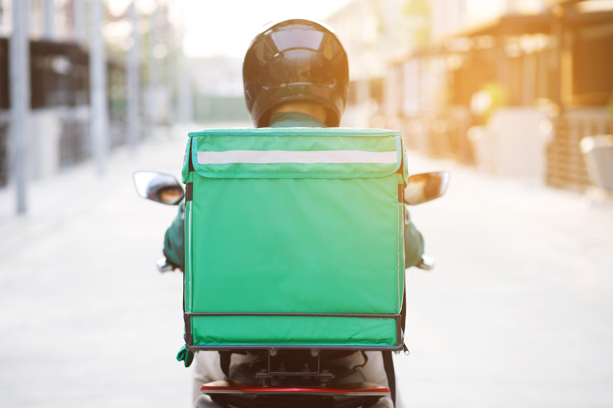green shirt rider Ready for fast food delivery with online appli